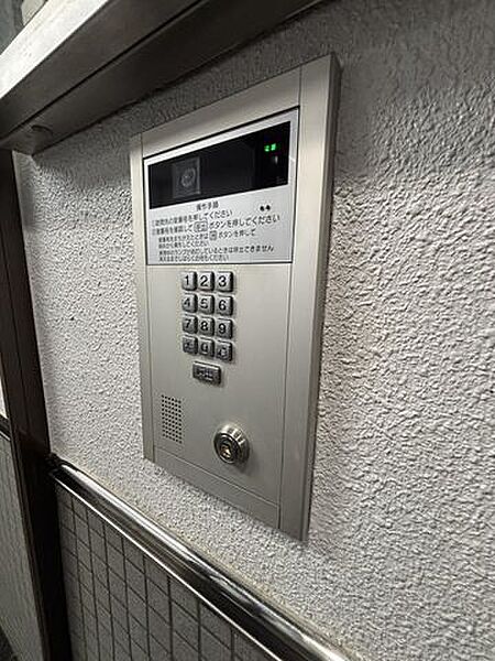 来訪者が確認でき防犯にも配慮されたモニター付きのオートロックシステム。