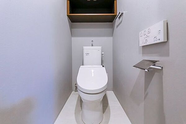 トイレは温水洗浄便座付です。トイレの上部には収納付。トイレットペーパー等、買い置きもしやすそうです。