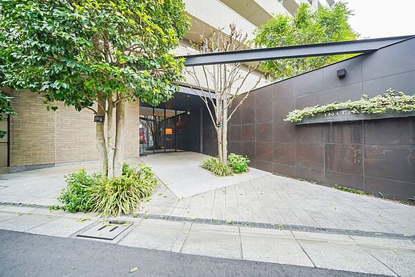 マンション外から建物エントランスへとつながる緑の植栽空間が訪れる人々を心地良く迎え入れてくれます。