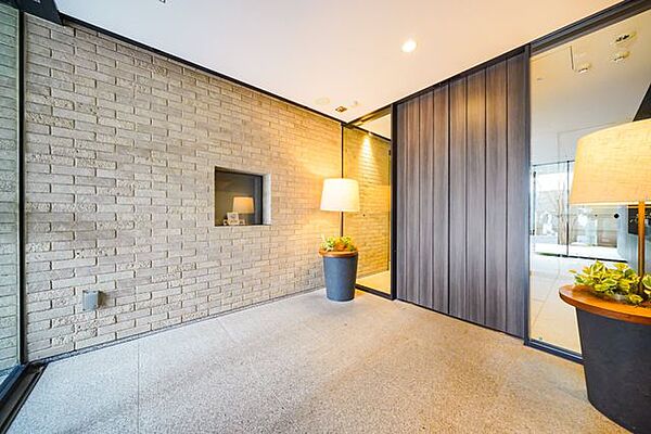 シックな色調でまとめられた空間に、照明のやわらかな光が広がり、落ち着きと高級感を演出します。
