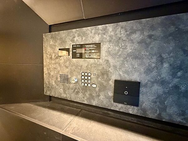 1階エントランスは来訪者が確認でき防犯にも配慮されたモニター付きのオートロックシステムです。
