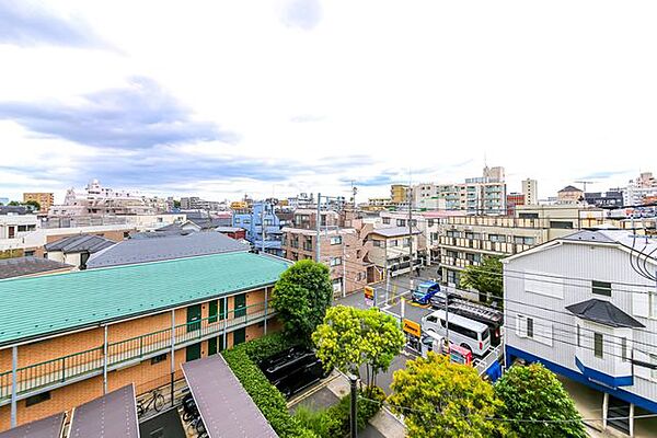 4階ですが、高層の建物が少なく、遠くまで見渡せます。※気象条件によってその限りではなく、将来にわたって眺望を保証するものではありません。