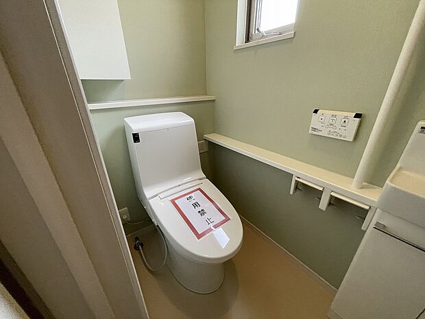 2階のトイレも便利な温水洗浄便座機能付きトイレです♪