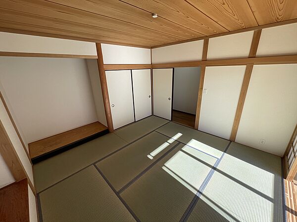 押入つきの約8帖の和室です。