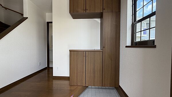 シューズボックス付きの玄関が温かく家族を迎えてくれます。