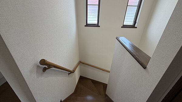 2面の窓から光が差し込む明るい階段♪