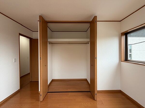 2F居室　一部クロス貼替♪