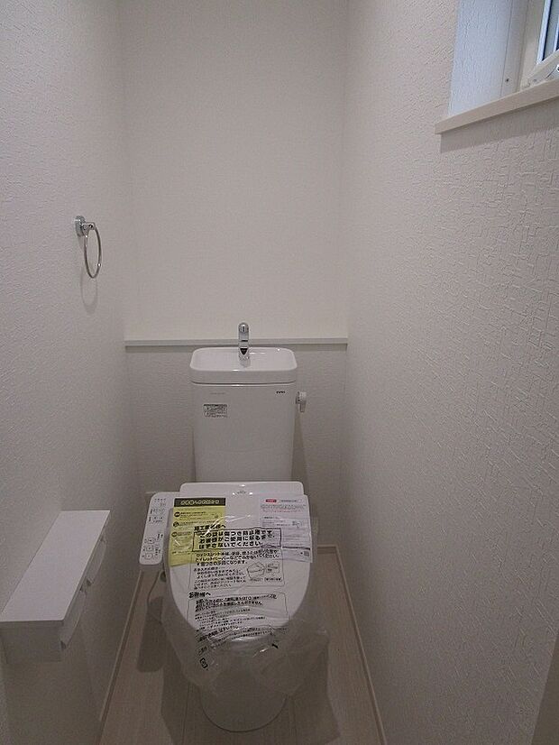 ２階のトイレ：温水洗浄便座付きトイレです。