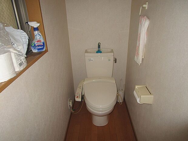 ２階のトイレ：温水洗浄便座付きのトイレです。