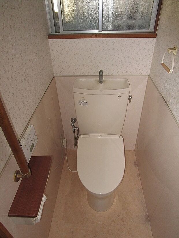 １階のトイレ：温水洗浄便座付きのトイレです。