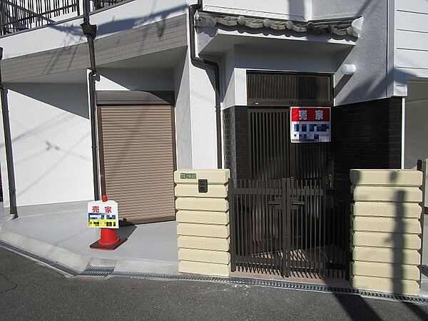 玄関廻り：自転車も置けるスペースがあります。