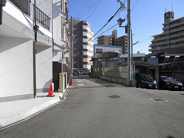 前面道路は広々とした公道です。