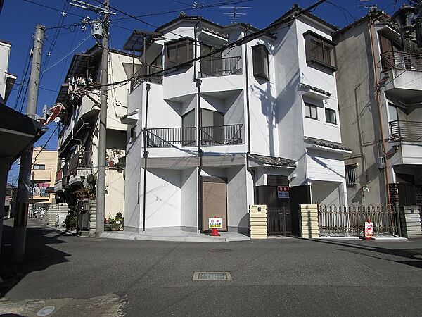 現地を含む前面道路です。前面道路は広々とした公道です。