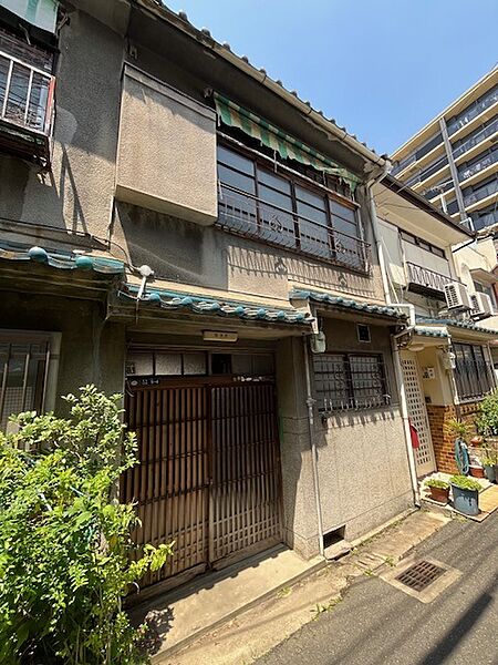 近鉄難波・奈良線・大阪線　布施駅まで約３３０ｍ（徒歩５分）、ＪＲおおさか東線　ＪＲ河内永和駅まで約７７０ｍ（徒歩１０分）の好立地です。建築条件ありません、お好きな工務店で建築が出来ます。
