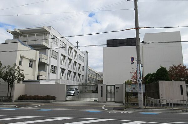 東大阪市立布施中学校まで約５００ｍです。