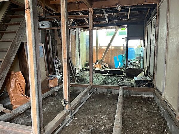 現況の室内です。フルリフォームをすれば古民家風の民泊など収益物件としても最適です。