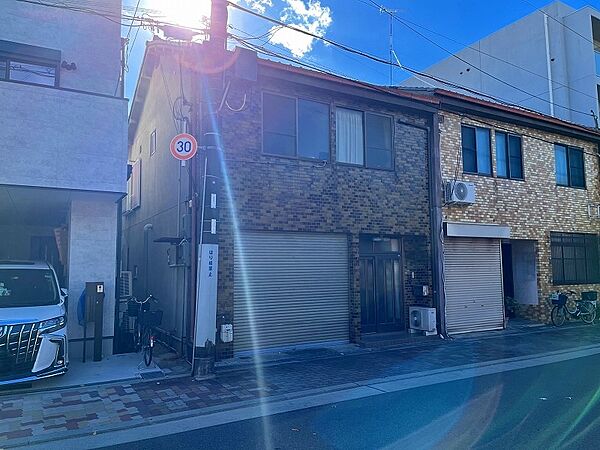 土地約４３．０７坪付きで、土地間口約６．４ｍです。建築条件ありません、お好きなハウスメーカーや工務店で建築が出来ます。大阪メトロ千日前線　新深江駅まで約５４５ｍ（徒歩７分）の好立地。