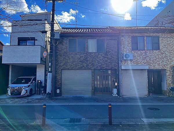 目の前が南深江公園で建物が無くスッキリとしています。土地約４３．０７坪付きで、土地間口約６．４ｍです。建築条件ありません、お好きなハウスメーカーや工務店で建築が出来ます。