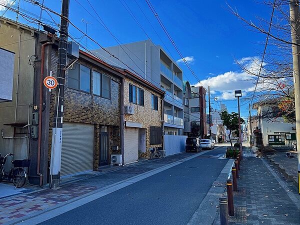 現地を含む前面道路です。前面道路は歩道付きの広々とした公道約８ｍです。車庫入れ楽々です。