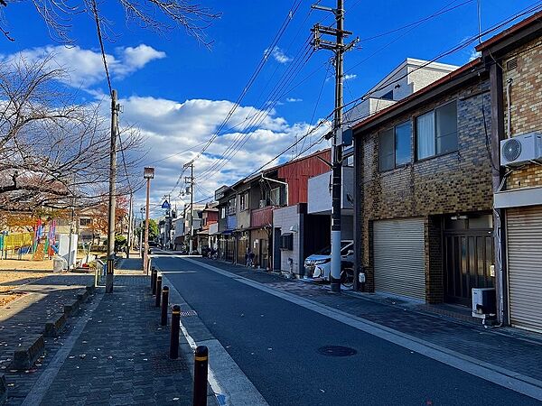 現地を含む前面道路です。前面道路は歩道付きの広々とした公道約８ｍです。車庫入れ楽々です。