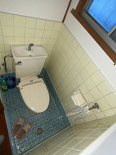 温水洗浄便座付きトイレです。