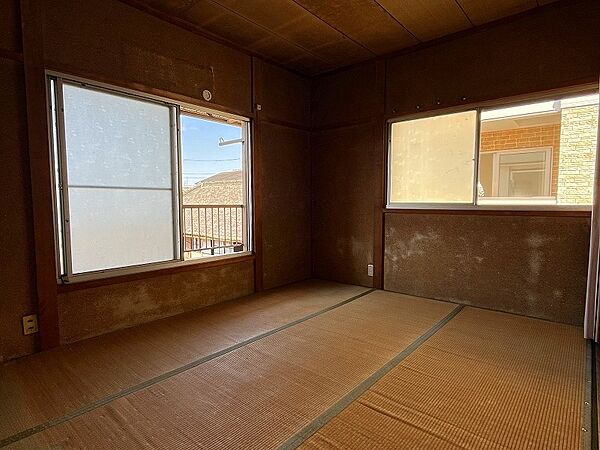 西向きの和室約６帖：窓が２ヵ所もあり陽当り・通風良好です。収納がタップリ出来る天袋付きの押入もあります。