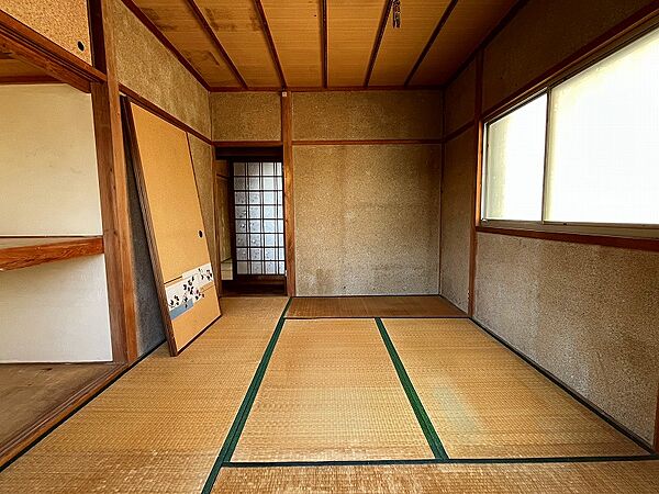 東向きの和室約６帖：大きな窓が２ヵ所もあり、陽当り・通風良好です。収納がタップリ出来る天袋付きの押入もあります。
