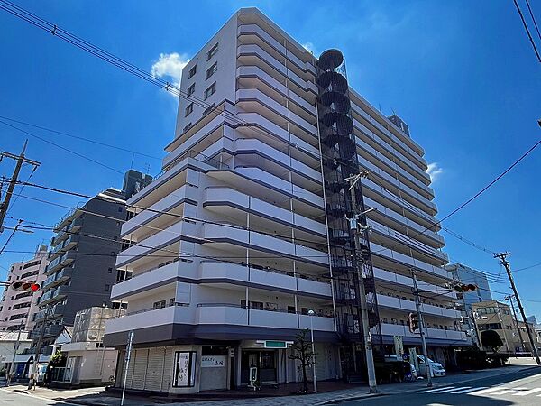大阪メトロ千日前線・今里筋線　今里駅まで徒歩６分、近鉄難波・奈良線・大阪線　今里駅まで徒歩８分の好立地です。今里筋に面したマンションです。