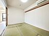 和室：和室約６帖：リビングとの扉（建具）を開放すれば広々と使えます。タップリ収納が出来る押入も付いています。（クロス張替、建具新調、エアコン取付等）