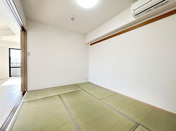 和室約６帖：リビングとの扉（建具）を開放すれば広々と使えます。タップリ収納が出来る押入も付いています。（クロス張替、建具新調、エアコン取付等）