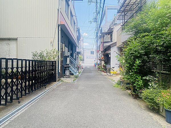 前面道路は約２．３mです。