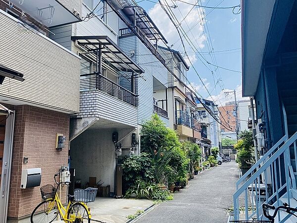現地を含む前面道路です。前面道路は約２．３mです。