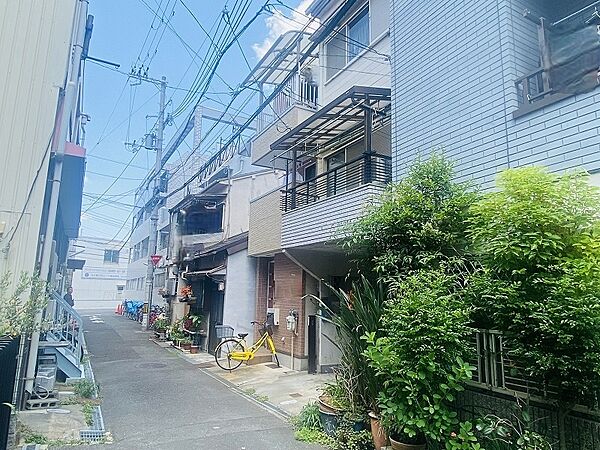 現地を含む前面道路です。前面道路は約２．３mです。