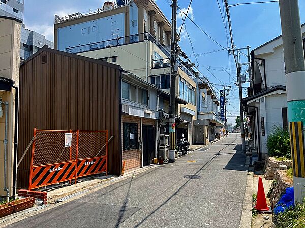 現地を含む前面道路です。前面道路幅員約４．２mです。