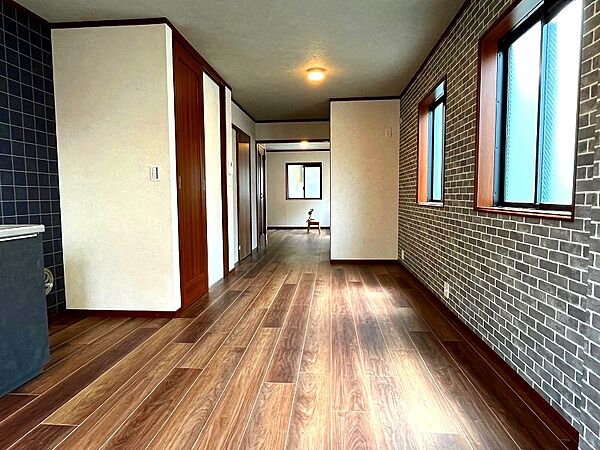 ＬＤＫは広々約１４．５帖もあり使い勝手大変良好です。採光タップリで明るく通風も良好です。（フロアタイル・クロス張替、建具・ＴＶモニター付きインターホン新調、ダウンライト新設等）