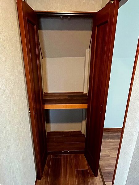 ３階の廊下にも収納があります。とにかく収納豊富な間取で、室内がキレイに片付きます。