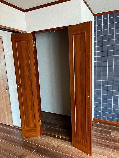 ２階の洋室約９．５帖の収納です。