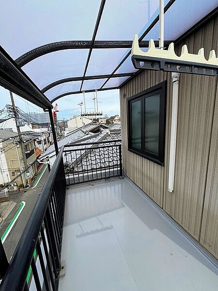 北側のバルコニーにはテラスがあります。３面（南・西・北）引き回しバルコニーです。バルコニーには水道も付いています。