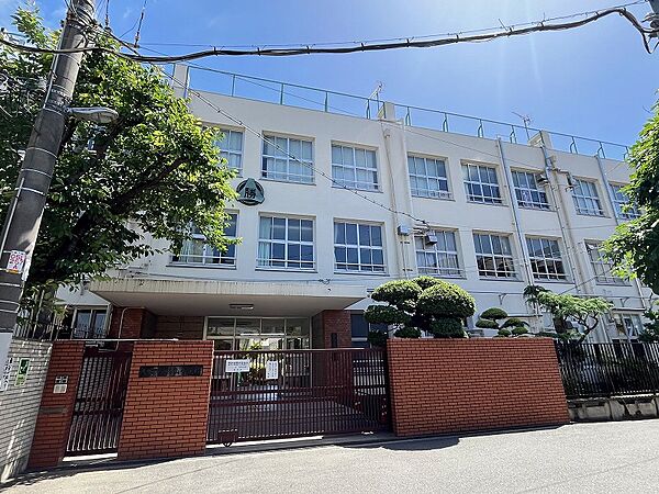 勝山小学校まで約３２０ｍ（徒歩４分）です。