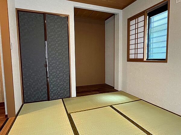 １階の和室約６帖：タップリ収納が出来る押入と床の間のある広々とした和室です。窓も２ヵ所もあり室内明るく通風も良好です。（畳表替、クロス・襖・障子張替等）