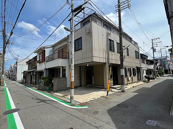 現地を含む前面道路です。北側公道約４ｍ、西側私道約３．１ｍ道路です。