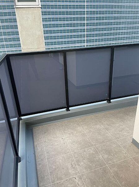 ８階部分の南西角部屋２面（南・西）バルコニーにつき、陽当たり・通風・眺望大変良好です。