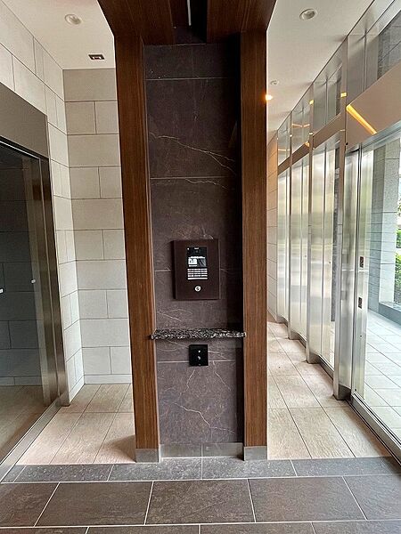 オートロック完備のエントランス（風除室）