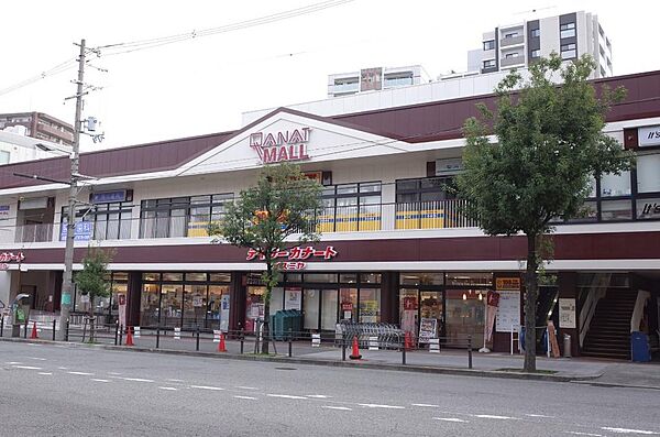 デイリーカナートイズミヤ国分町店まで約６６０ｍ（徒歩９分）です。