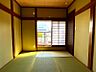 和室：３階和室６帖：南からの採光タップリで室内大変明るく通風も良好です。壁いっぱいに押入が２ヵ所もあり収納がタップリ出来ます。（畳表替、クロス・襖・障子張替等）