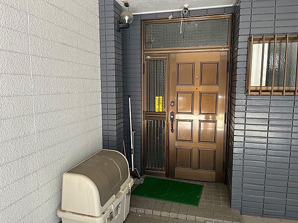 雨の日でも濡れない玄関です。