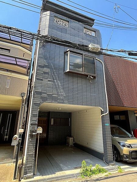土地有効約６７．７平米（約２０．４８坪）付き。鉄骨造３階建。大阪メトロ谷町線　阿倍野駅まで約３６５ｍ（徒歩５分）・文の里駅まで約４９５ｍ（徒歩７分）の好立地。