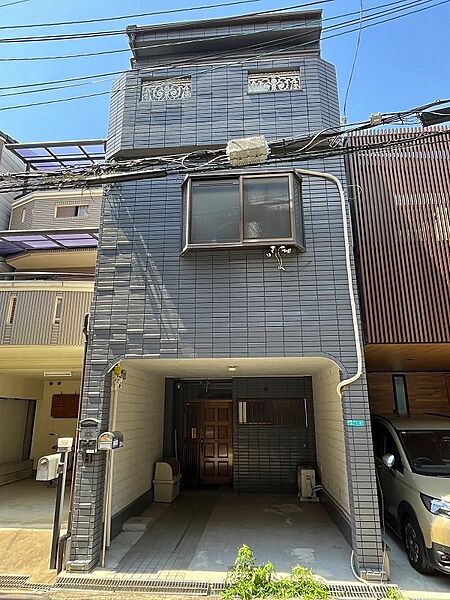 土地有効約６７．７平米（約２０．４８坪）付き。鉄骨造３階建。大阪メトロ谷町線　阿倍野駅まで約３６５ｍ（徒歩５分）・文の里駅まで約４９５ｍ（徒歩７分）の好立地。