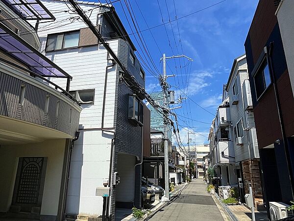 現地を含む前面道路です。前面道路は車の往来が少ないです。