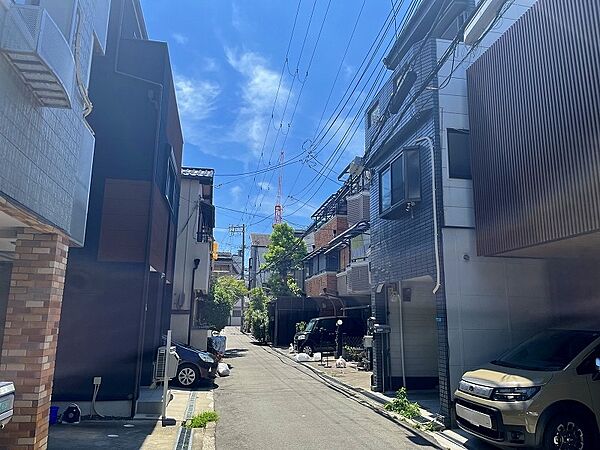 現地を含む前面道路です。前面道路は車の往来が少ないです。